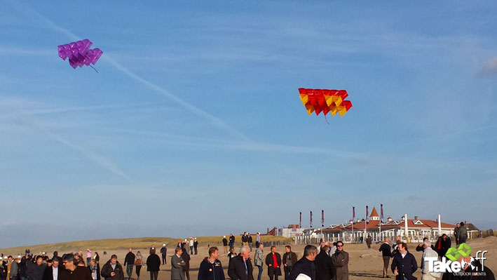 Megavliegers boven het strand in Noordwijk.