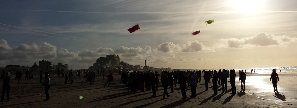 Megavliegers boven het Noordwijkse strand.