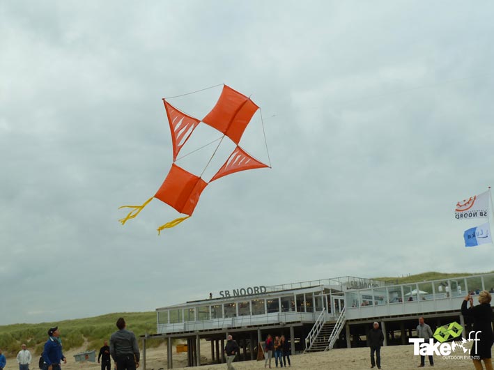 Reuzevlieger boven strandpaviljoen SB Noord.