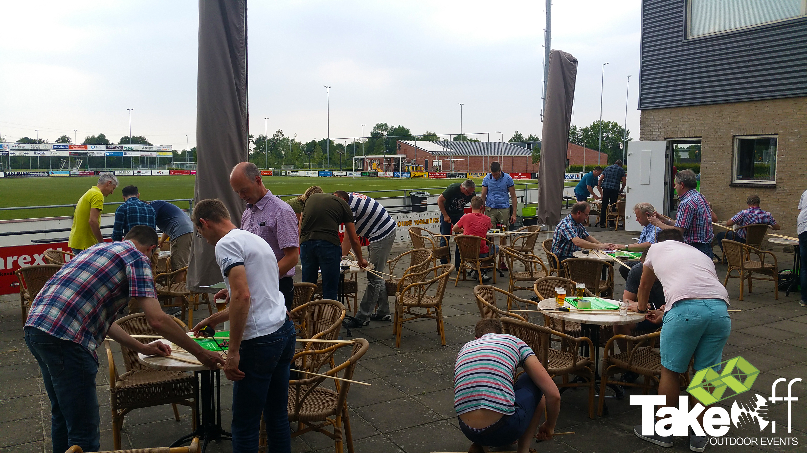 Bedrijfsuitje in Twente, lekker bouwen op het terras aan een gezamenlijke team opdracht.