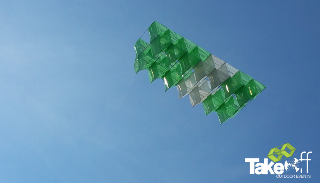 Megavlieger hoog in de lucht boven Twente tijdens dit bedrijfsuitje voor Siemens.