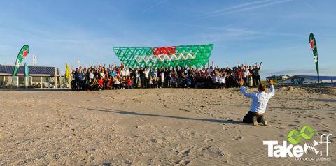 Teamfoto met 140 personen die zojuist deze prachtige Megavlieger hebben gebouwd. Erg leuke teambuilding workshop voor grotere groepen!