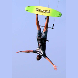 Mike aan het kitesurfen in Mexico